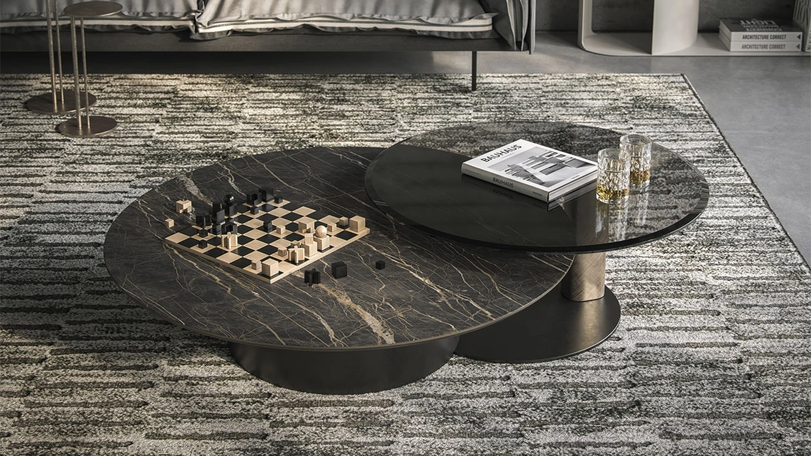 Tavolino in ceramica affiancato da un tavolino in vetro girevole Arena Keramik Bond di Cattelan Italia