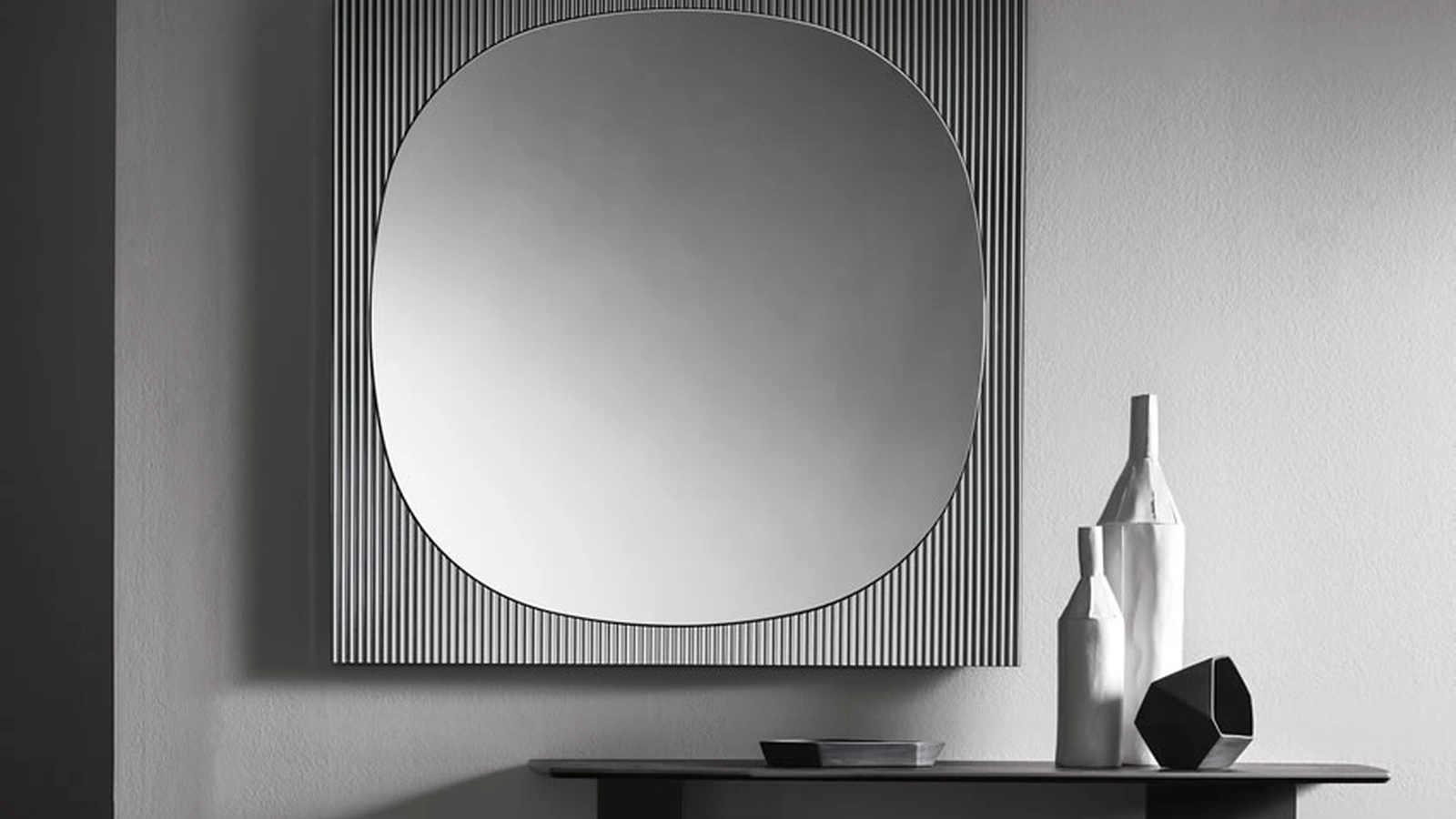 Specchio da parete con cornice realizzata tramite l’unione di un vetro ad effetto cannettato in rilievo e di un altro a specchio Bands di Tonelli