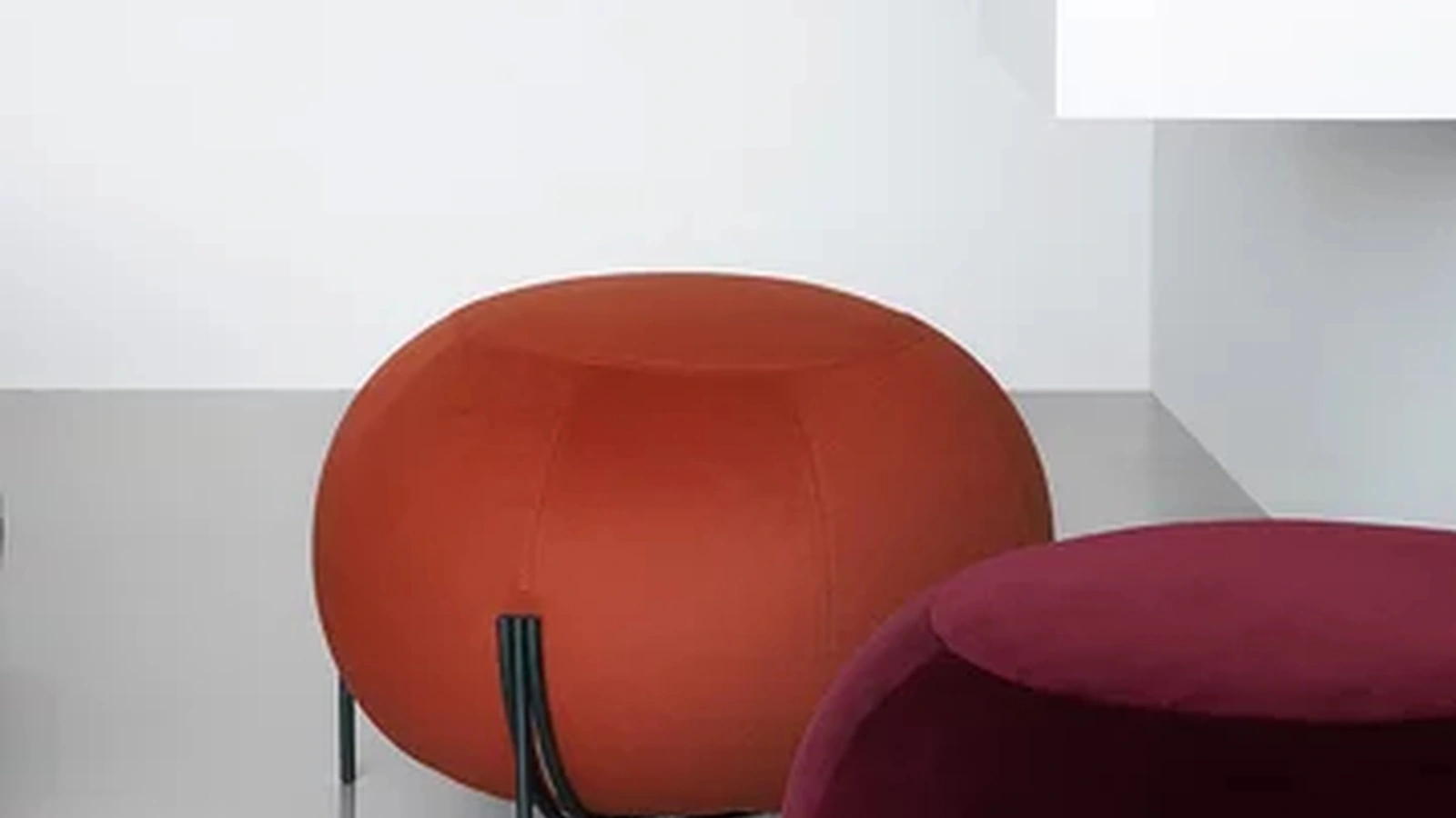 Pouf tondo in tessuto imbottito con base in metallo Geo di Saba