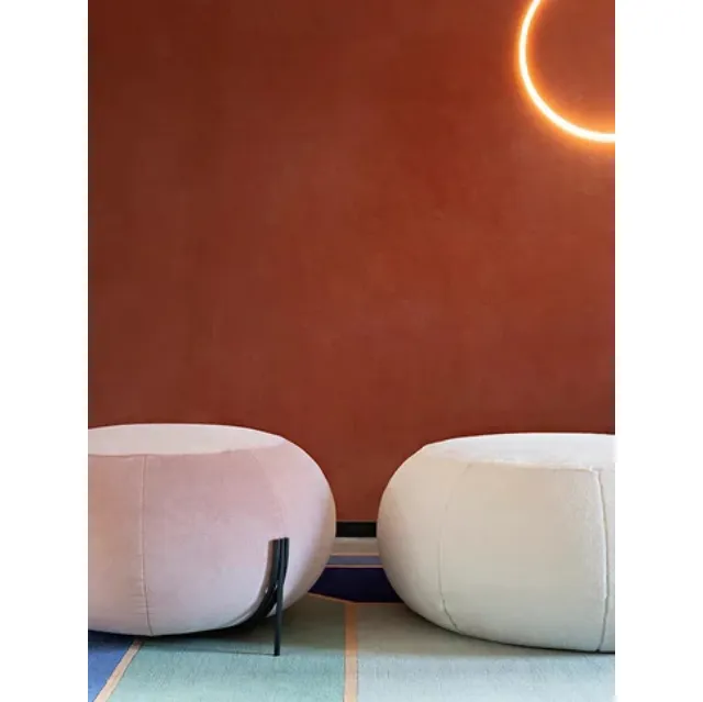 Pouf tondo in tessuto imbottito con base in metallo Geo di Saba
