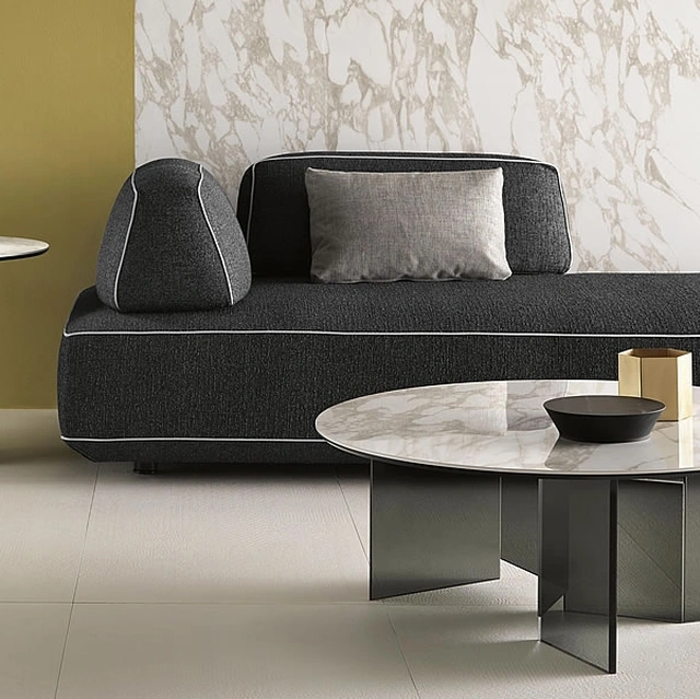 Tavolino in ceramica effetto marmo con basamento in vetro Metropolis di Tonelli