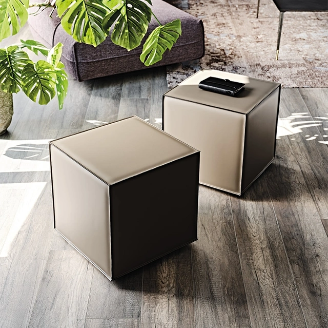 Pouf Kubo su ruote completamente rivestito in cuoio con cuciture in contrasto di Cattelan Italia