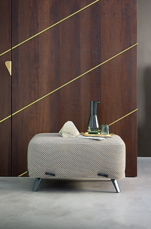 Pouf Cuff in tessuto con piedini in metallo di Bonaldo
