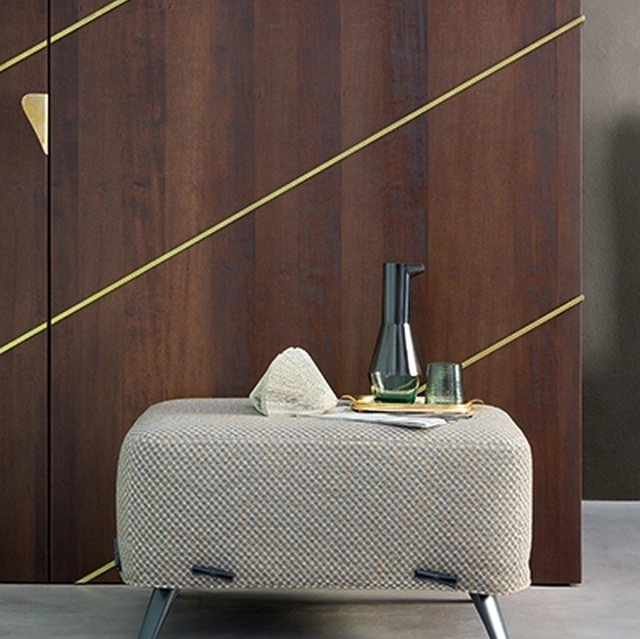 Pouf Cuff in tessuto con piedini in metallo di Bonaldo