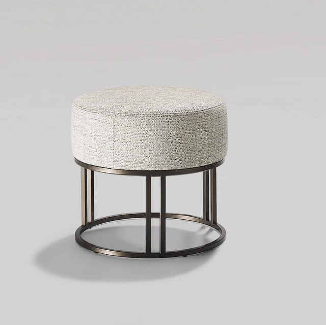 Pouf Orion in tessuto imbottito con base in metallo di Twils