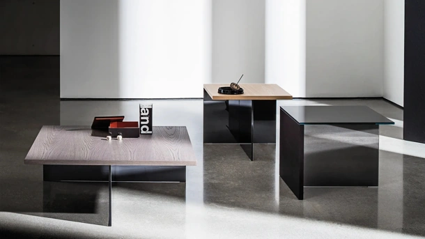 Tavolini Regolo Square con top in legno o vetro Nero e base in vetro fumé di Sovet