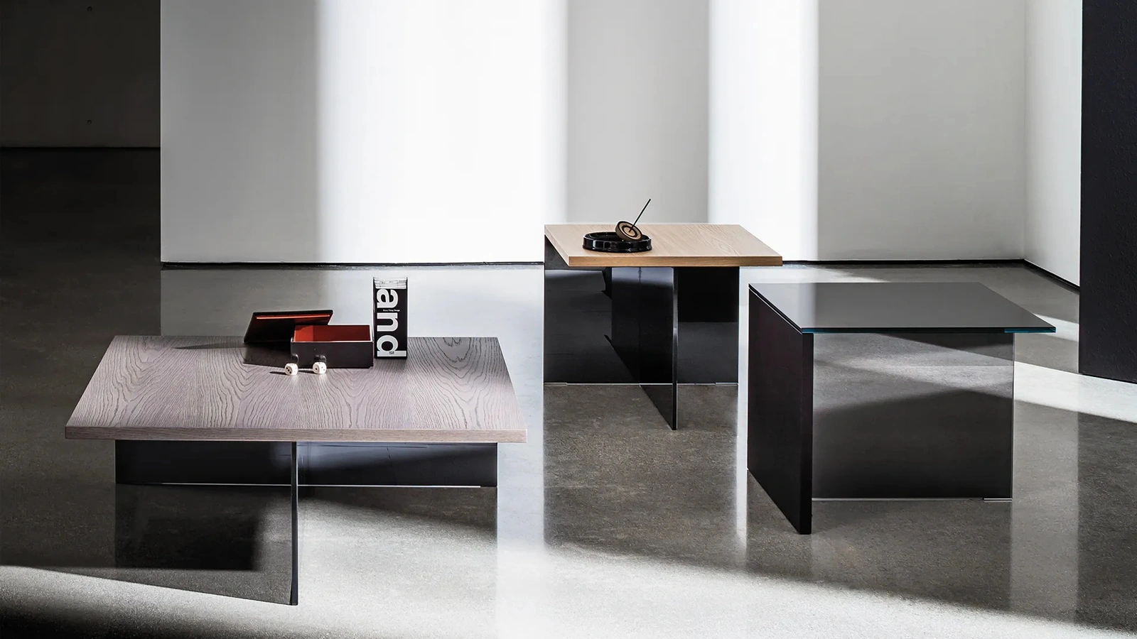 Tavolini Regolo Square con top in legno o vetro Nero e base in vetro fumé di Sovet