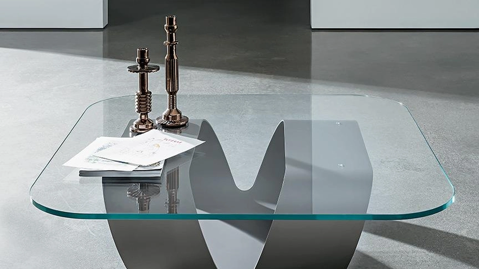 Tavolino di design Ring con top in vetro e struttura in lastra di metallo curvata di Sovet