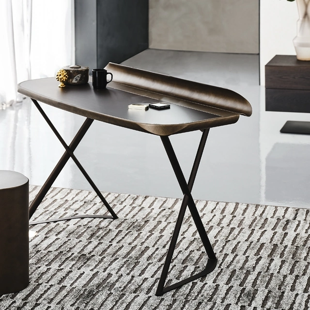 Scrittoio Cocoon Leather con base in acciaio e piano in cuoio di Cattelan Italia