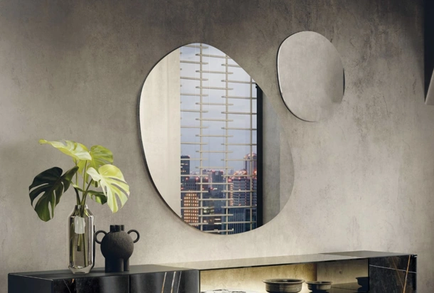 Specchio Pleasure dalla forma asimmetrica di Lago