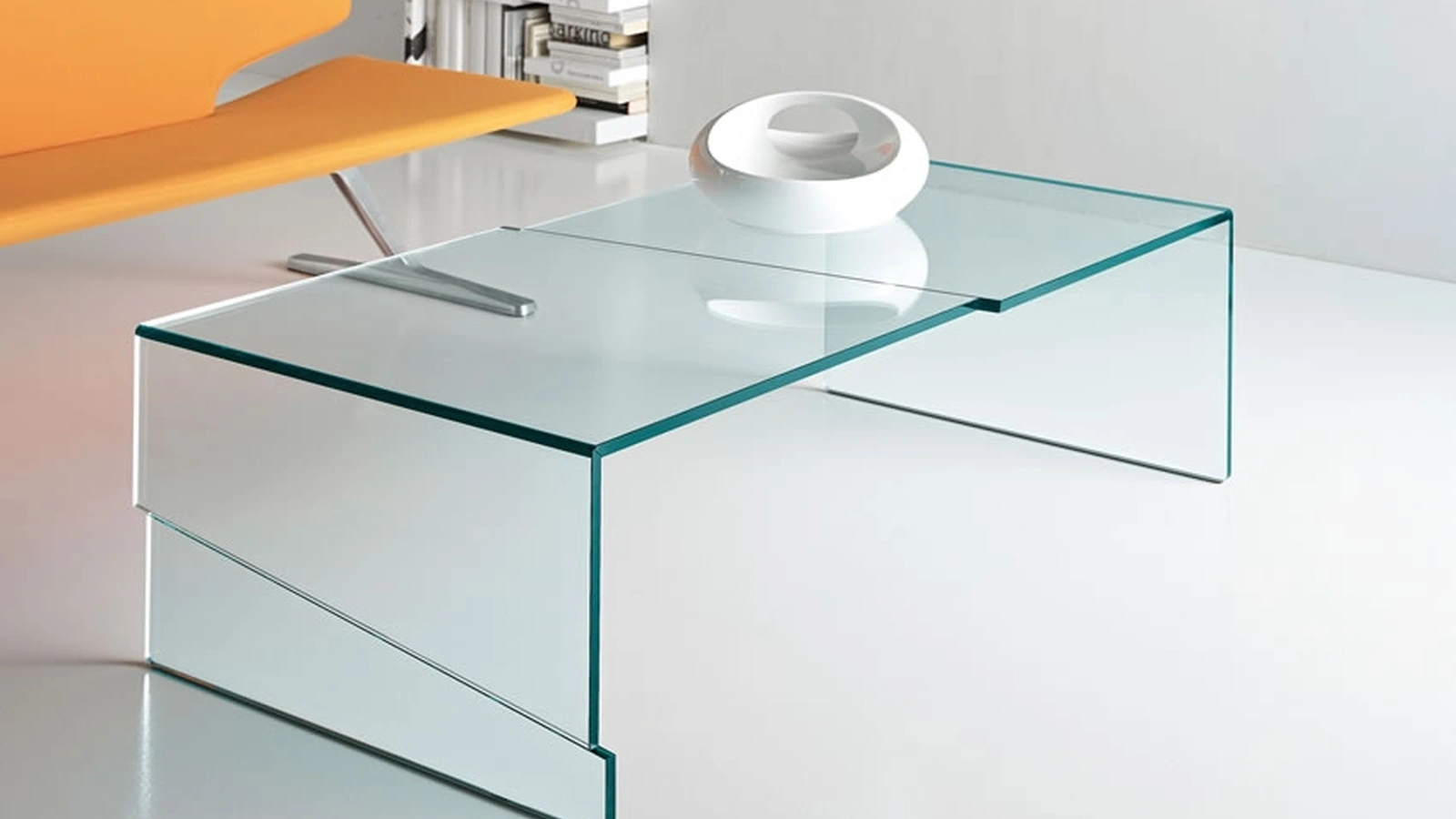 Tavolino di design con piani laterali e d’appoggio tagliati e saldati a sbalzo Strappo di Tonelli