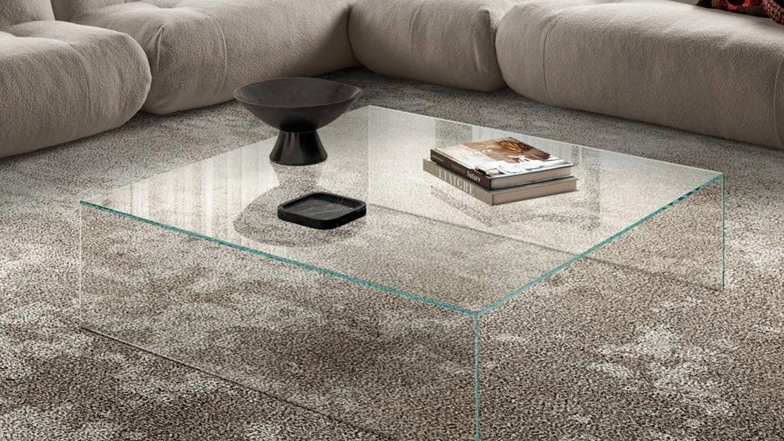 Tavolino Upglass dal design essenziale totalmente in vetro di Lago