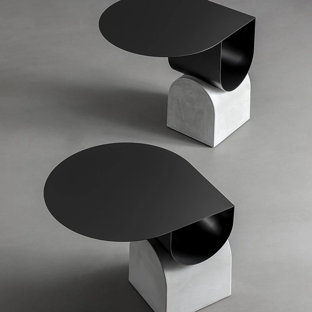 Tavolino Vague coffee table in metallo con base in cemento di Bonaldo