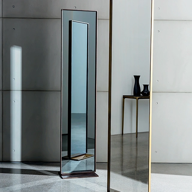 Specchiera bifacciale rettangolare con base a terra in metallo e telaio in alluminio laccato Visual Free standing di Sovet