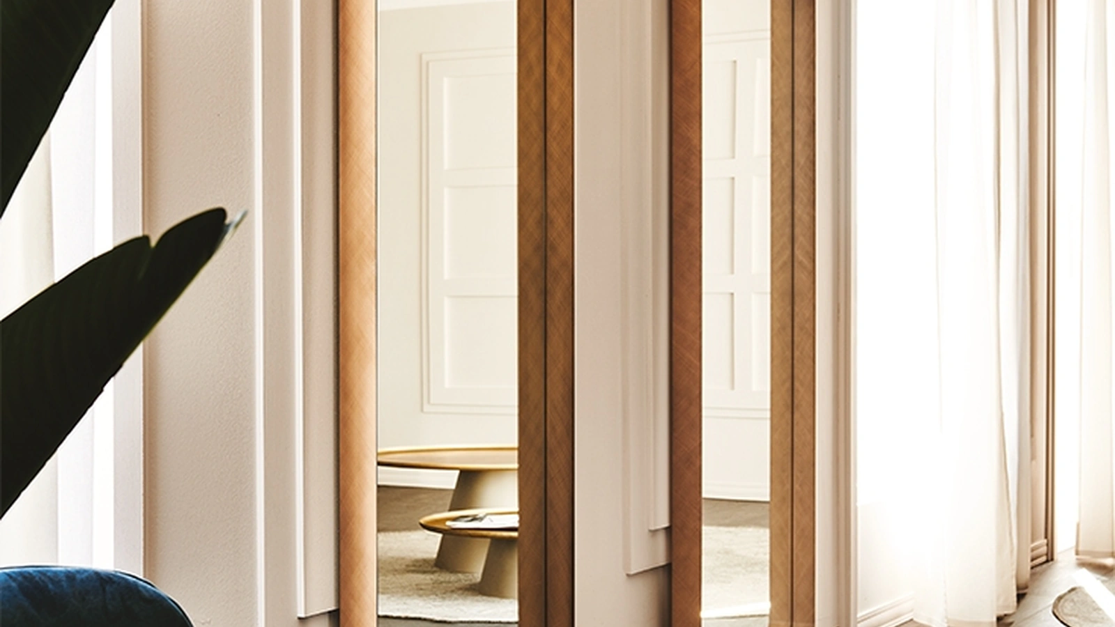 Specchio Wish S da parete in cristallo specchiato con cornice in acciaio verniciato goffrato di Cattelan Italia