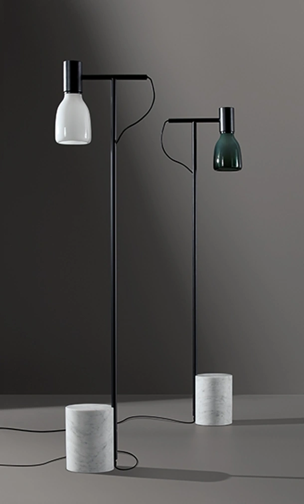 Lampada da terra Acquerelli in vetro soffiato con struttura in metallo e base in marmo di Bonaldo