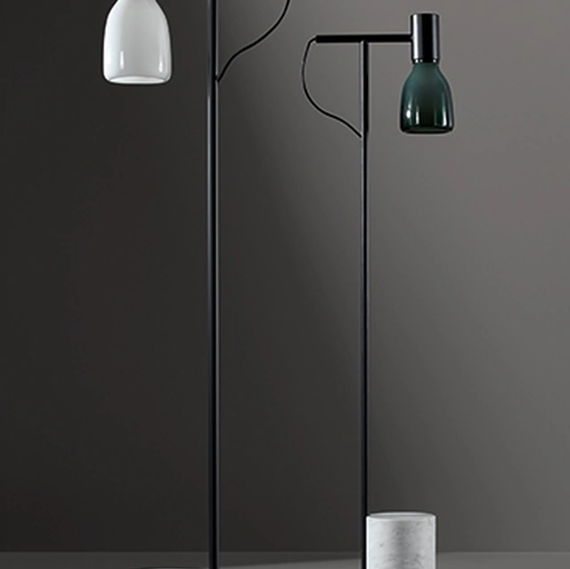 Lampada da terra Acquerelli in vetro soffiato con struttura in metallo e base in marmo di Bonaldo