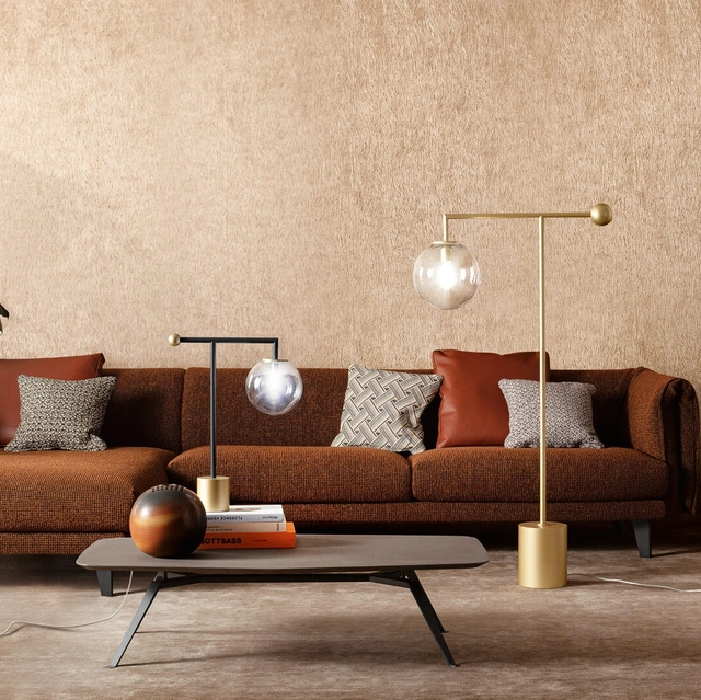 Lampada da terra e da tavolo costituita da una base e una sfera in ottone, uno stelo sottile in metallo finitura piombo o bronzo con paralume in vetro trasparente Bardot di Bonaldo