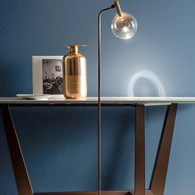 Lampada da terra Sofì con struttura in ottone e diffusore in vetro soffiato di Bonaldo