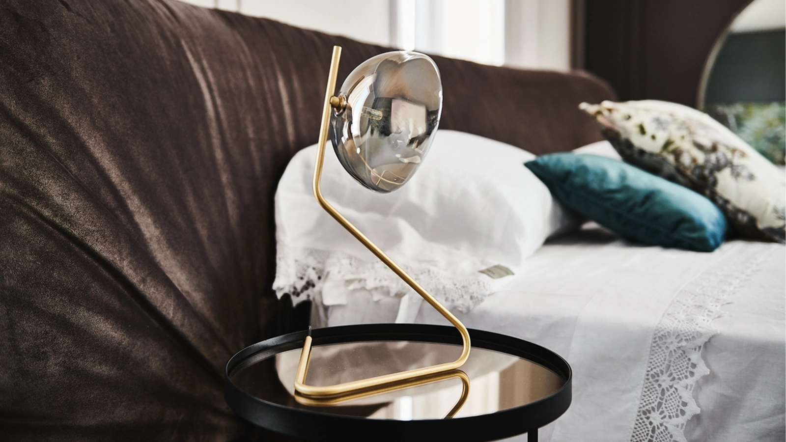 Lampada da tavolo in ottone con paralume in cristallo fumé Sunset di Cattelan Italia
