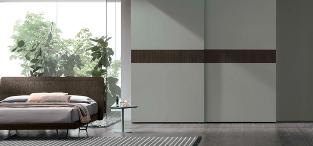 Armadio con anta scorrevole in laccato opaco con inserto in Rovere Frame di Tomasella