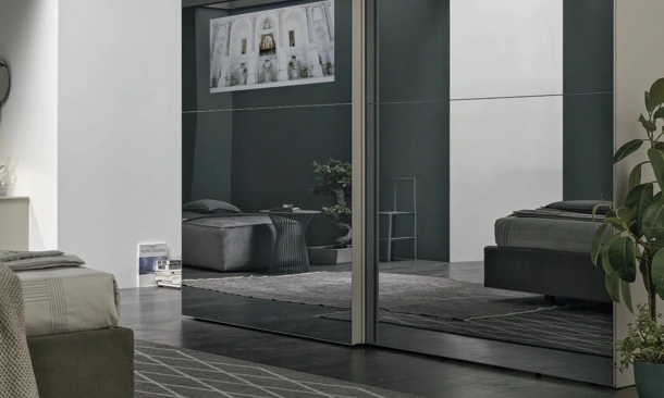 Armadio con anta scorrevole Vision con Tv integrata di Tomasella