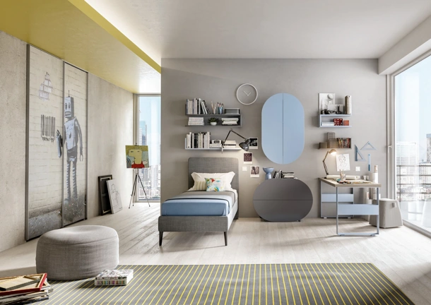Cameretta con letto in tessuto e mobili azzurro polvere e grigio fumè Comp 343 di Tumidie