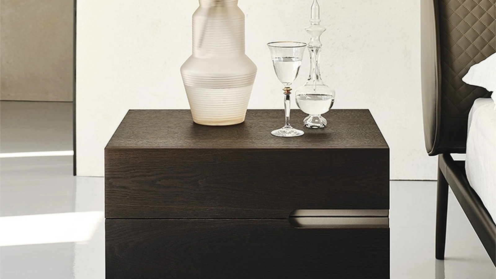 Comodino in legno con base in metallo Ciro di Cattelan Italia