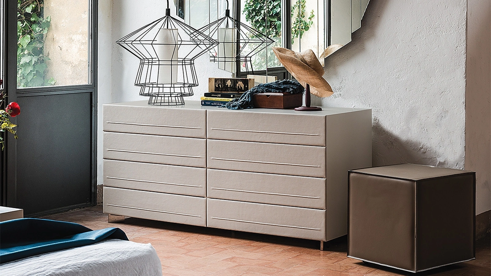 Comò Dyno in legno rivestito in pelle di Cattelan Italia