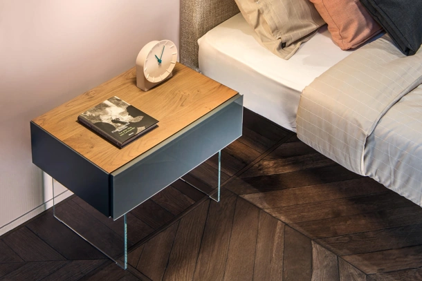 Comodino 36e8 0764 in vetro laccato con top in legno e base in vetro trasparente di Lago
