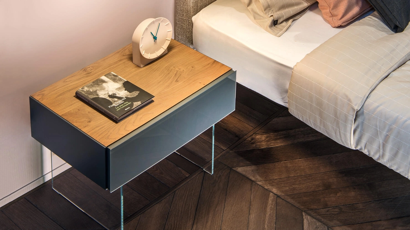 Comodino 36e8 0764 in vetro laccato con top in legno e base in vetro trasparente di Lago