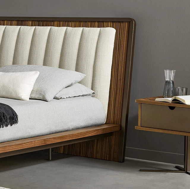 Comodino Nelson in legno con base in metallo di Bonaldo
