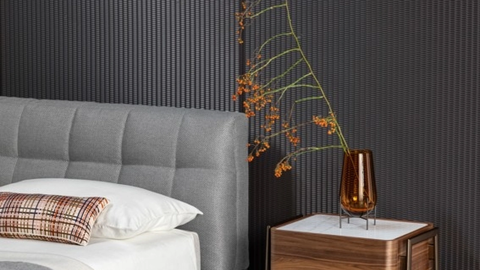 Comodino Partout in legno con top in marmo di Bonaldo