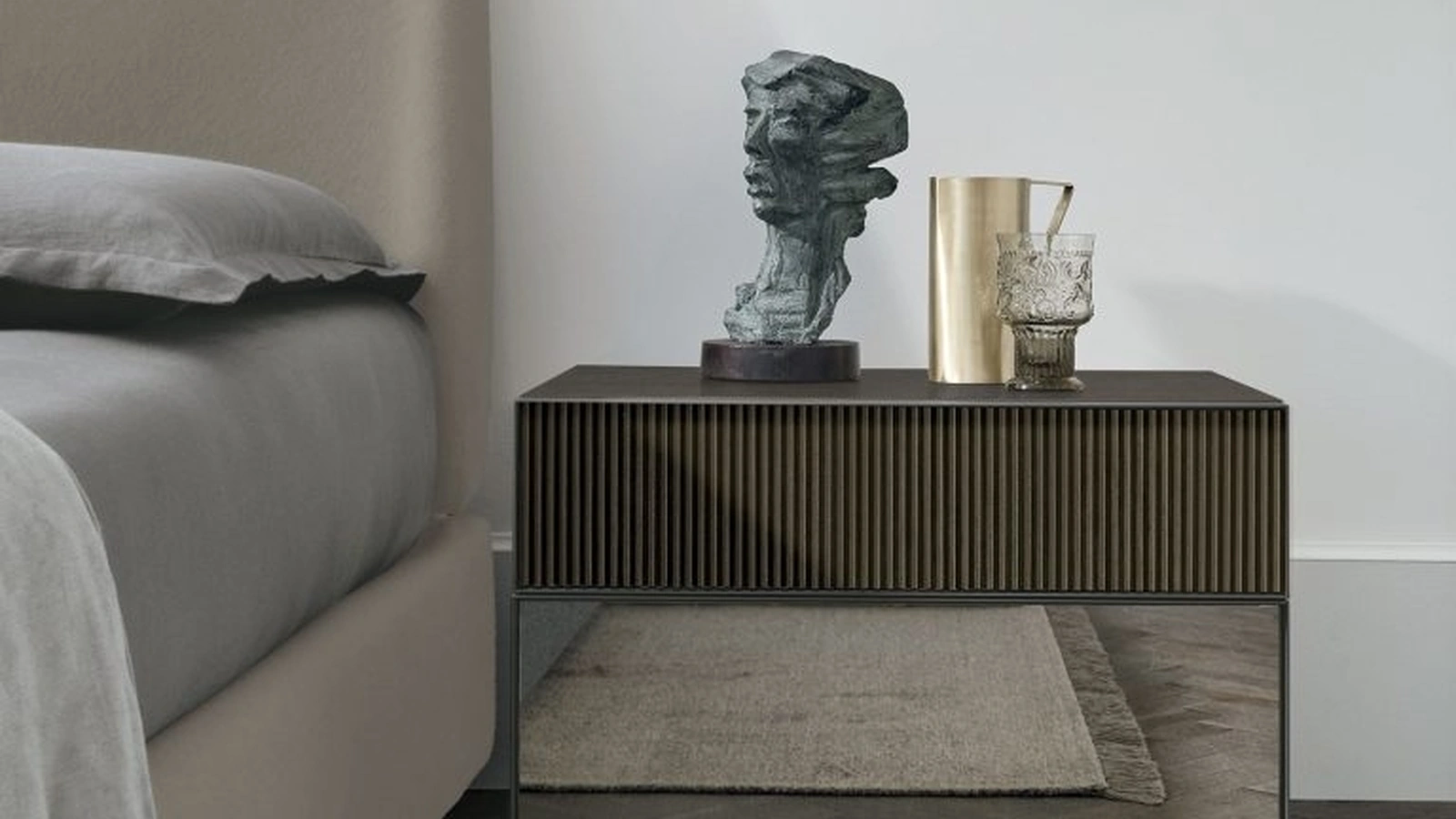 Comodino Vinci in rovere e specchio di Tomasella