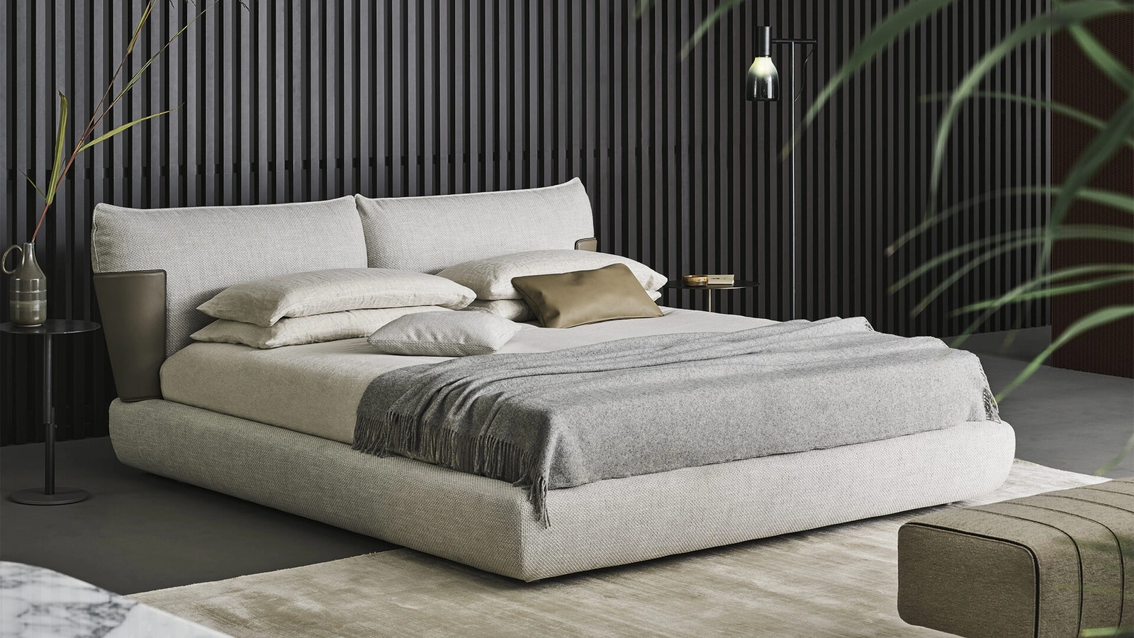 Letto in tessuto imbottito con testiera e box contenitore Blend di Bonaldo