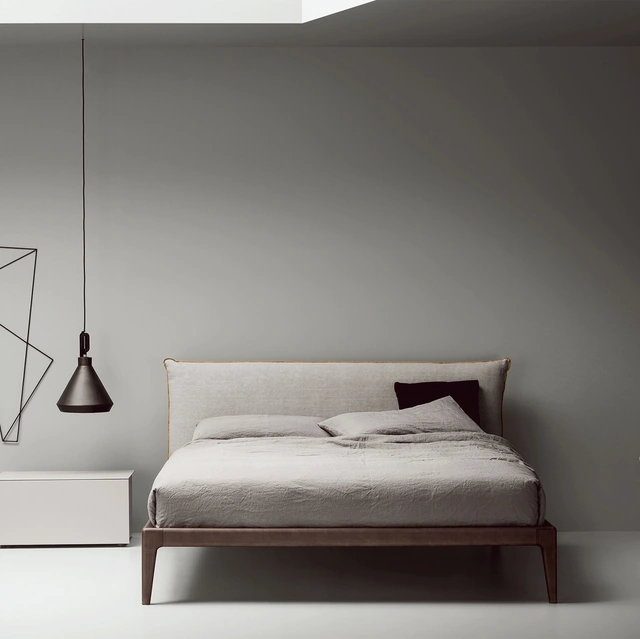 Letto con testiera imbottita Bun di Kristalia