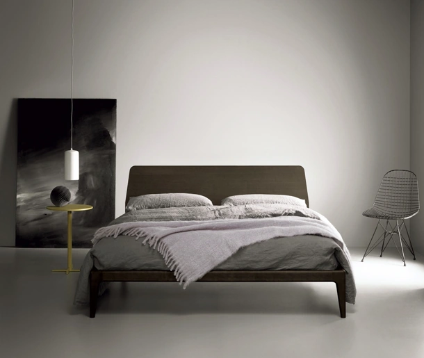 Letto in legno con testiera Bun di Kristalia