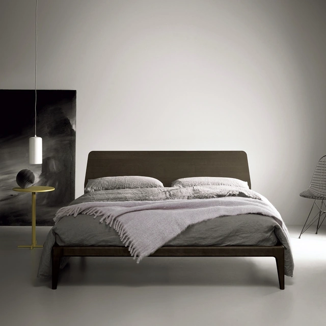 Letto in legno con testiera Bun di Kristalia