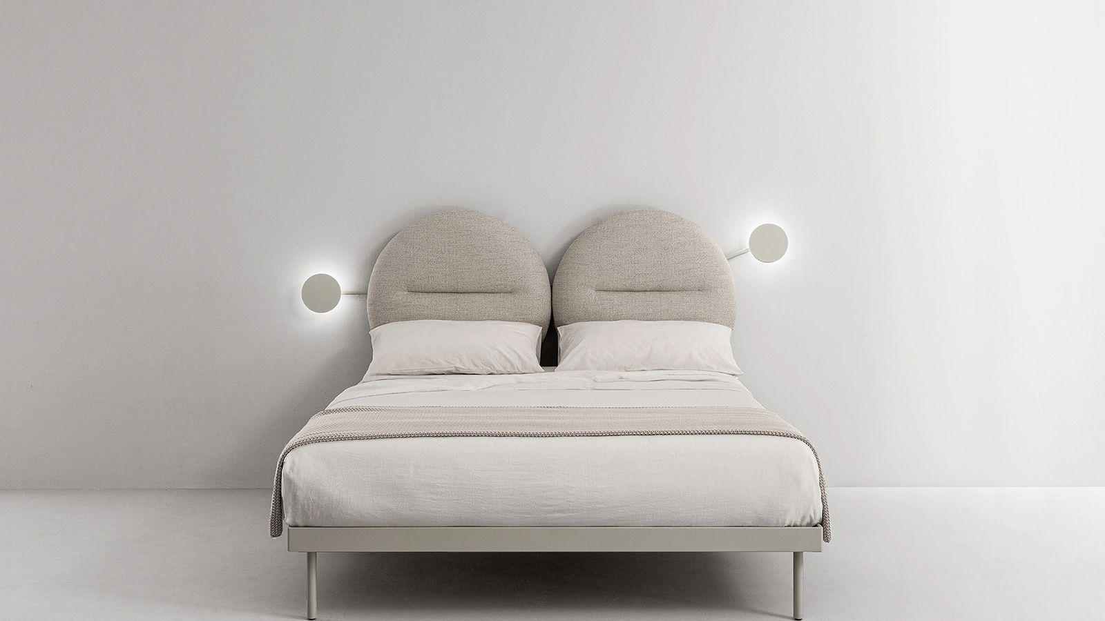 Letto con testiera in tessuto composta da due cerchi Bishape di Caccaro