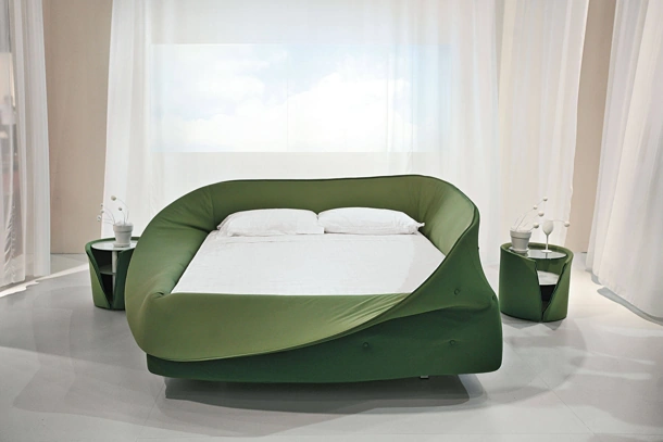 Letto imbottito Colletto 1800 racchiuso da una barriera visiva e sonora di Lago