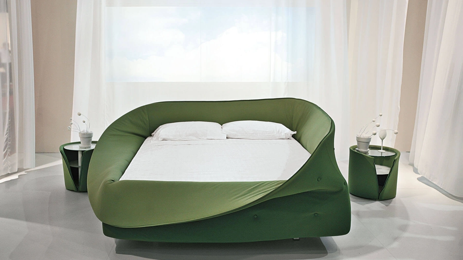 Letto imbottito Colletto 1800 racchiuso da una barriera visiva e sonora di Lago
