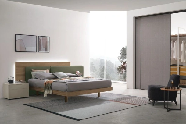 Letto Halifax in materico noce ambra con testiera imbottita di Tomasella
