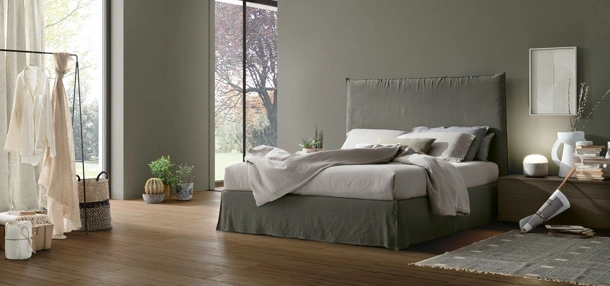 Letto con testiera in tessuto imbottito Hera di Tomasella