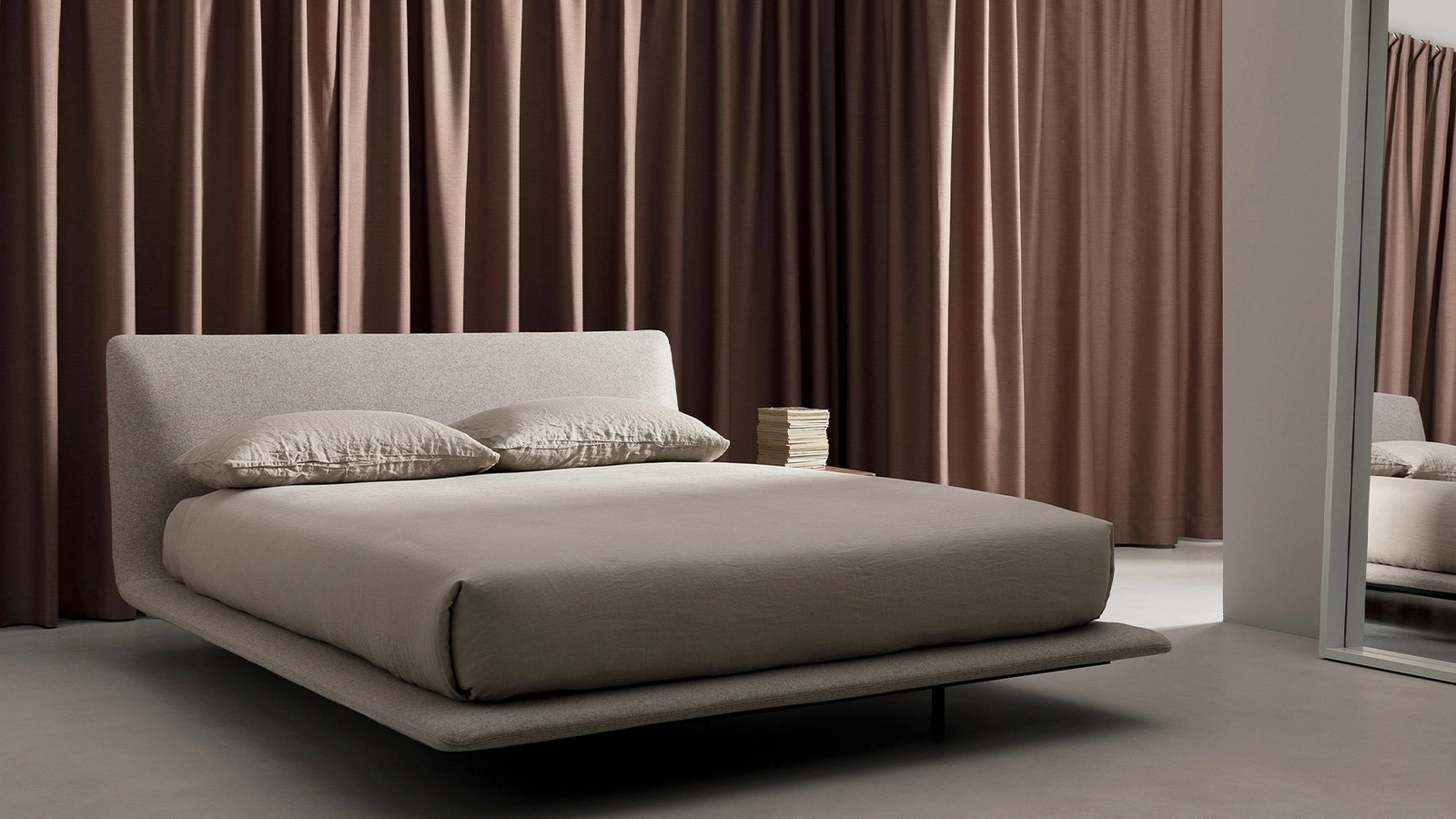 Letto di design Legri in tessuto imbottito di Kristalia
