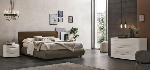 Letto Prado con testiera in Rovere e giroletto con contenitore in ecopelle di Tomasella