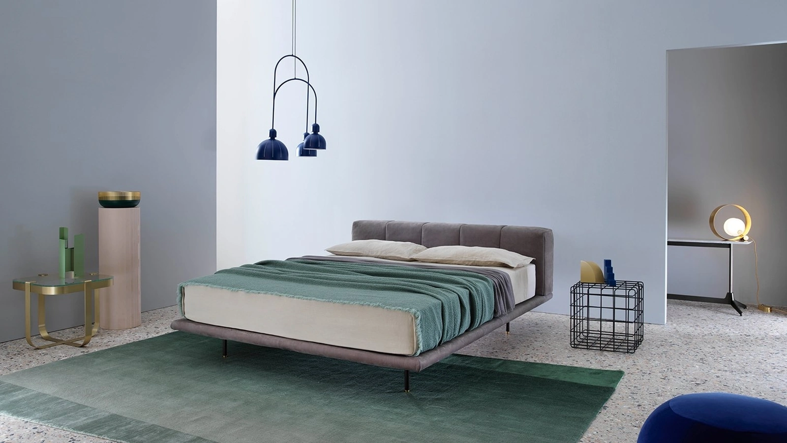 Letto matrimoniale con testiera in tessuto imbottito Pixel Air di Saba