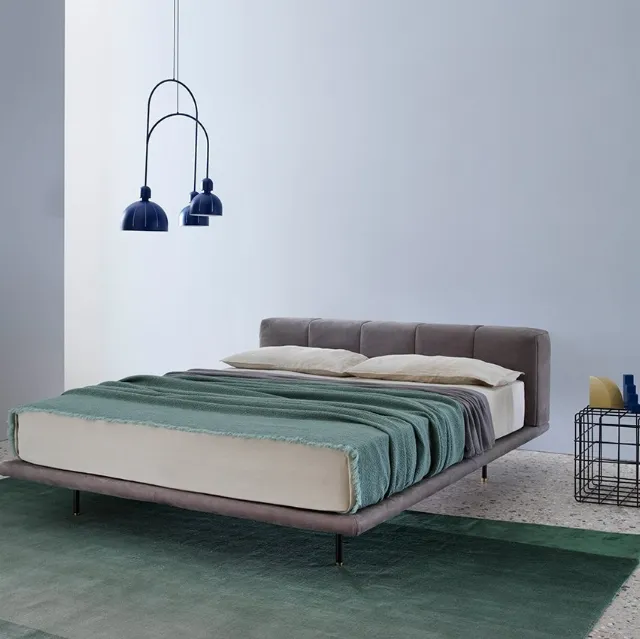Letto matrimoniale con testiera in tessuto imbottito Pixel Air di Saba
