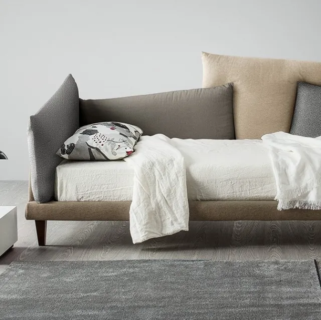 Letto singolo in tessuto imbottito Picabia di Bonaldo
