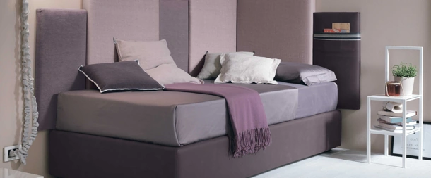 Letto singolo sommier Corner con boiserie rivestita in tessuto di Tomasella