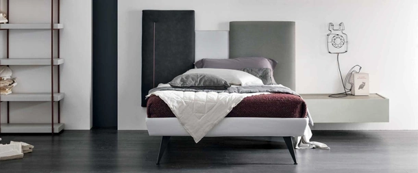 Letto singolo in ecopelle con testiera a 3 pannelli imbottita Skyline di Tomasella